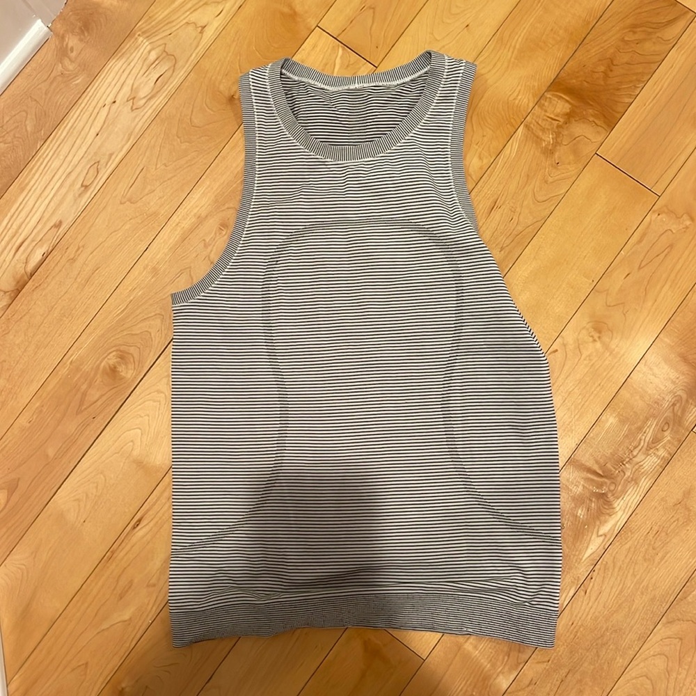 Run swiftly relax tank in black and white stripe size 6